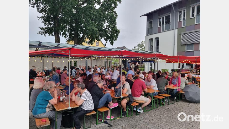 Die Besucher des Zoiglabend der SPD feierten auf der Piazza. Bild: exb/Jens Simon
