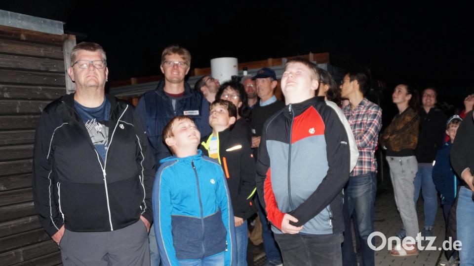 Dicht gedrängt beobachten die Astrononomie - Freunde den Himmel. Erläuterungen dazu gibt das Gründungsmitglied der Sternenfreunde Johann Köppl (Mitte, mit Kappe). Bild: wel