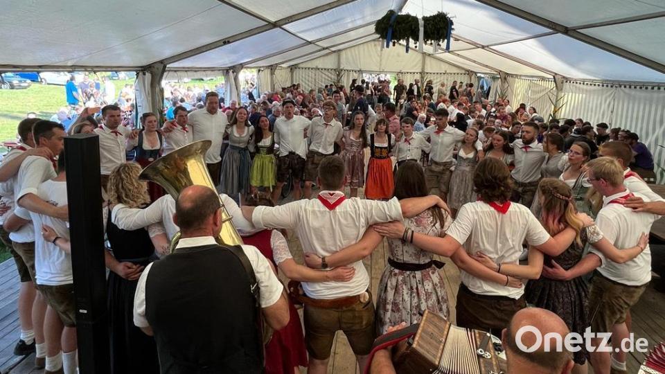 Im Kreis wird die &quot;Hirschbach-Hymne&quot; gesungen. Bild: lei