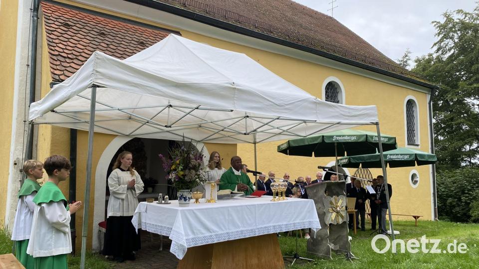 Pfarrer Moses Gudapati zelebrierte die Messe am Freialtar vor der Johannisbergkirche. Bild: gri