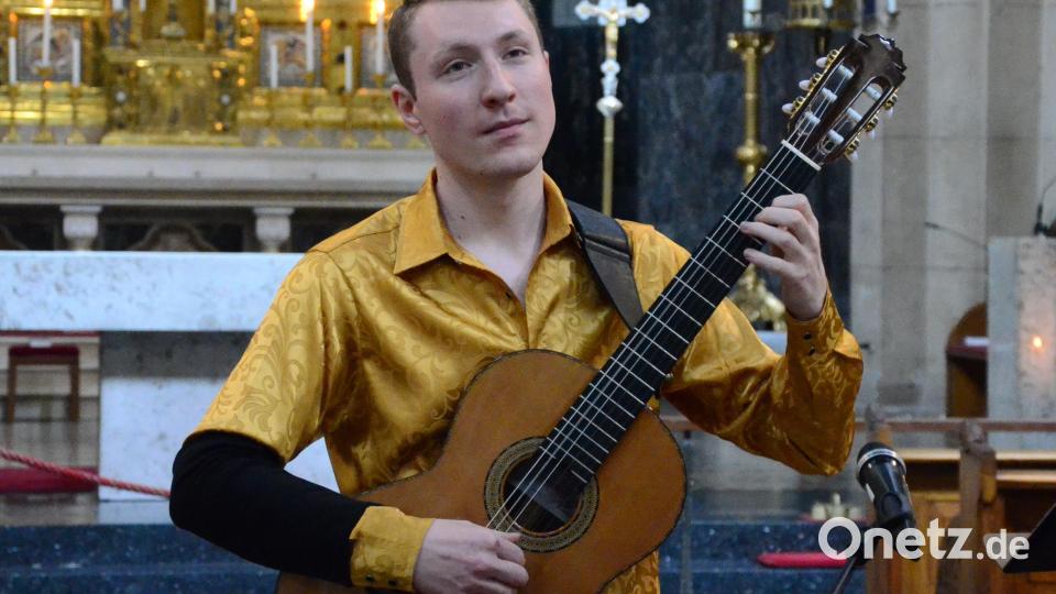 Der ehemalige Regensburger Domspatz Peter Ermer bei seinem Auftritt der Konzertreihe "Punkt12" in der Weidener Josefskirche. Bild: Kunz