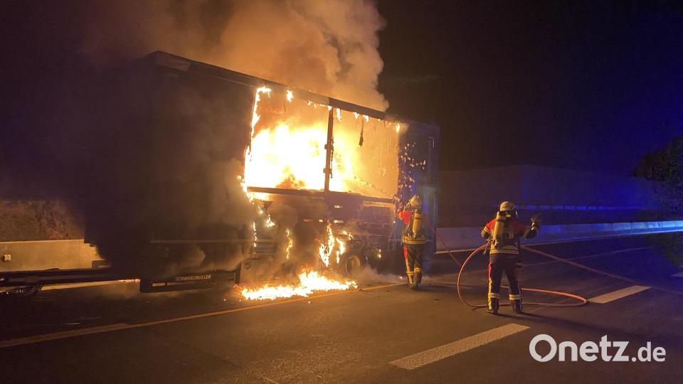 Auf der Bundesstraße 85 bei Roding stand Sonntagnacht ein Lkw-Anhänger in Vollbrand. Bild: Kreisbrandinspektion Cham