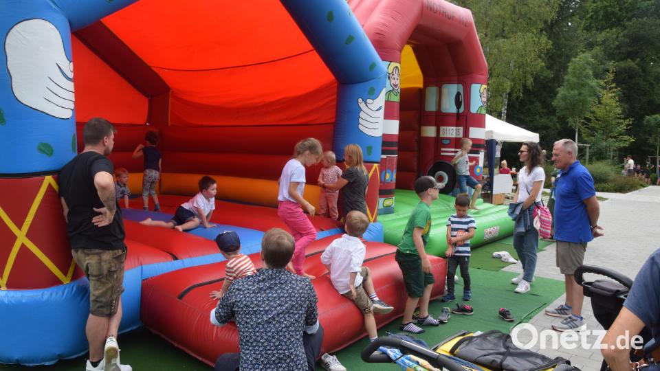 Hüpfburg geht bei den Kindern immer. Bild: fz