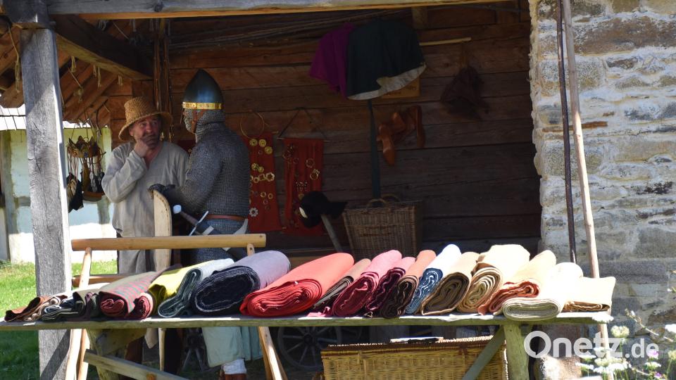 Auch mittelalterliche Stoffe wurden präsentiert und durften angefasst werden. Bild: ubb