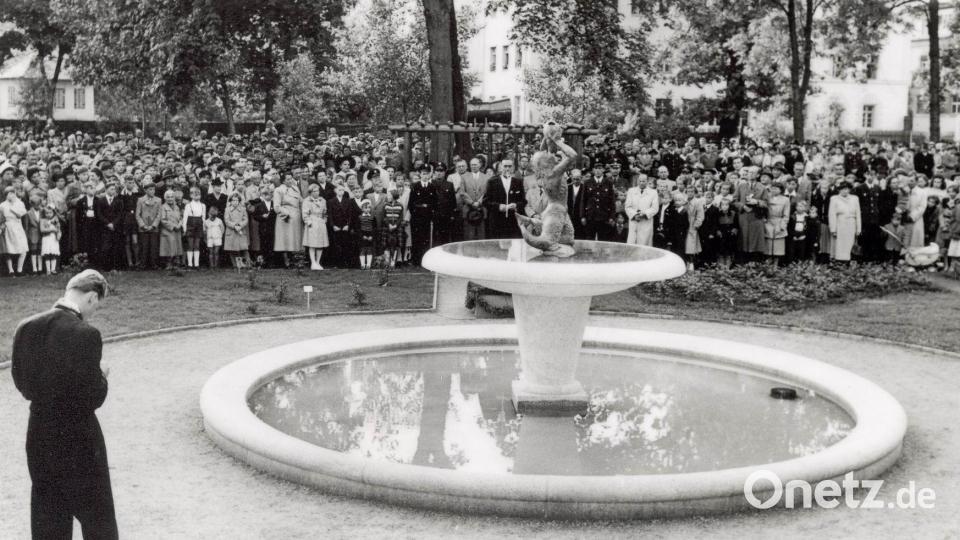 Oberbürgermeister Hans Schelter vor dem Triton-Springbrunnen im Max-Reger-Park. Die Weidener Bürger sind bei der feierlichen Übergabe der Anlage zahlreich vertreten. Bild: Stadtarchiv Weiden/Sammlung Bonkoß