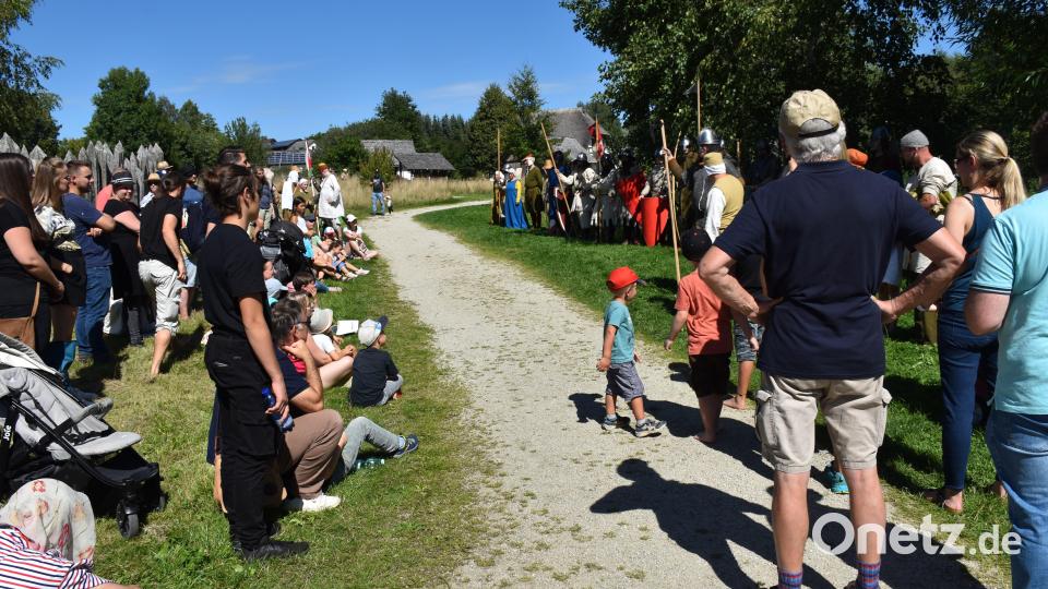 Zahlreiche Gäste schwitzten in der Sommersonne, während die Ritter mit ihren schweren dicken Rüstungen im Schatten stehen durften. Bild: ubb