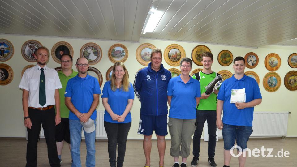 Sportleiter Fabian Putzer und Schützenmeister Stefan Brandmiller (von links) ehren auch die nichtaktiven Schützen. Bild: gi