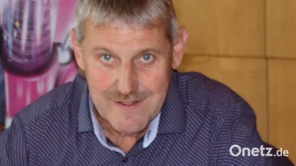 Die Bürgermeister (sitzend, von links) Peter Achatzi und Reiner Pickel setzen ihre Unterschriften unter den Kooperationsvertrag. Zuschauer sind (stehend, von links) Telekom-Kommunalberater Enrico Delfino und Sebastian Krysa von der Breitbandberatung. Bild: mfh