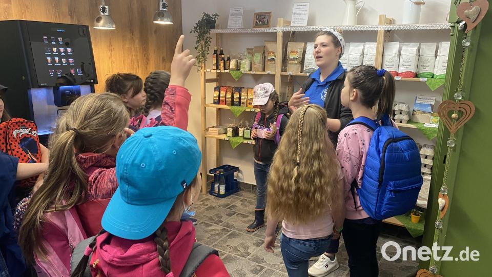 Judith Zeitler erklärt im Rahmen des staatlich geförderten Projektes „Erlebnis Bauernhof“ im Hofladen des Walerhofs, wie viele Lebensmittel tatsächlich alle aus unserer Heimat stammen können und worauf die Kinder beim Einkauf achten können. Bild: Judith Zeitler/exb