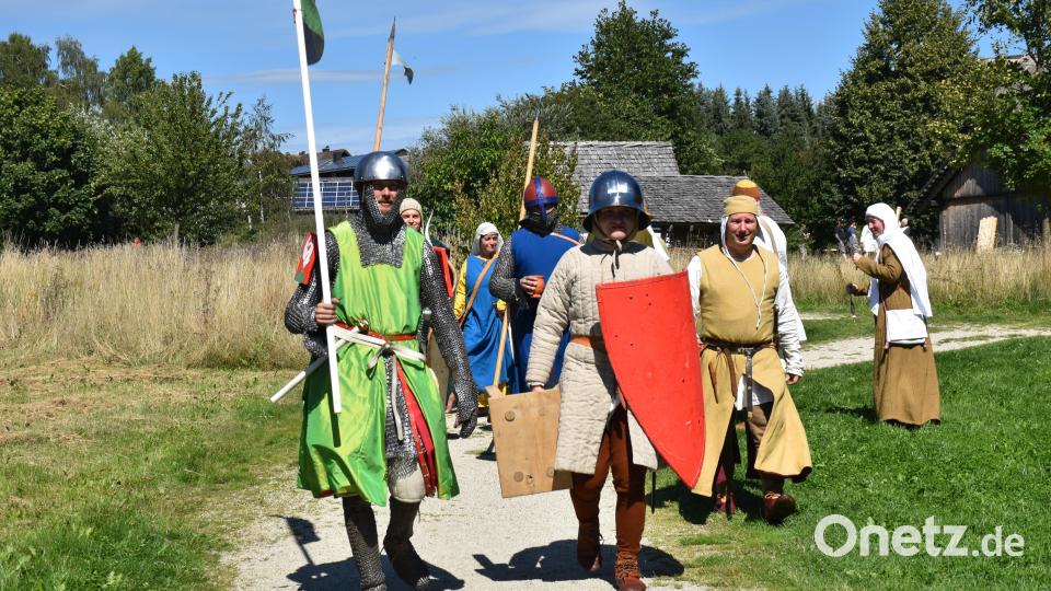 Mittelalterliche Ritter machen sich auf dem Weg zur Schlacht der Zeitalter. Bild: ubb