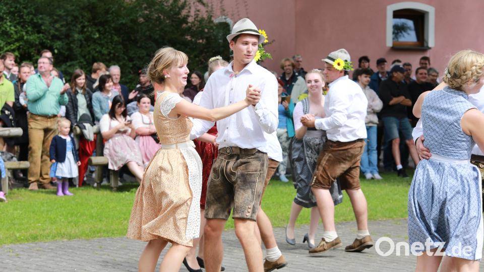 Es wurde auch der Zillertaler Hochzeitsmarsch getanzt. Bild: egl
