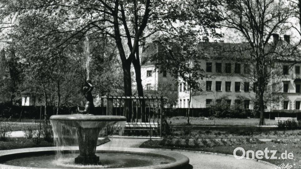 Das ist der "Triton"-Brunnen im Weidener Max-Reger-Park. Im Hintergrund ist das Gebäude des Finanzamtes zu sehen. Bild: Jessica Fechner