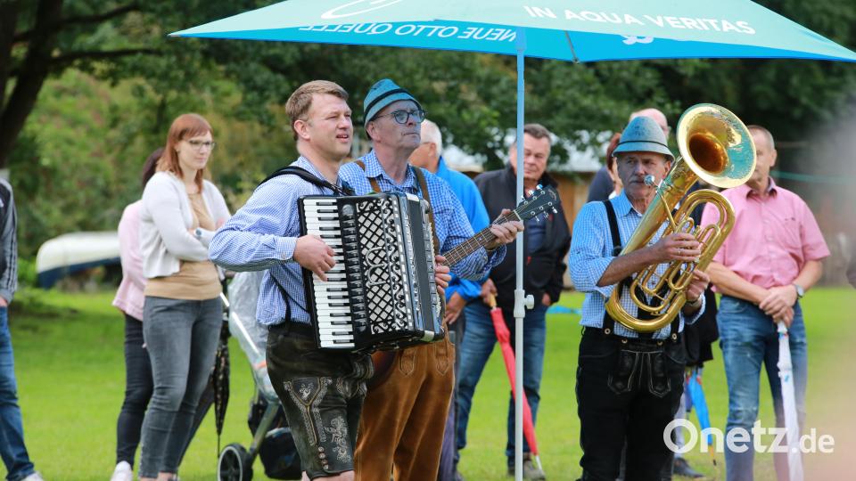 D&#039;Heidirln spielten zum Austanzen Bild: egl