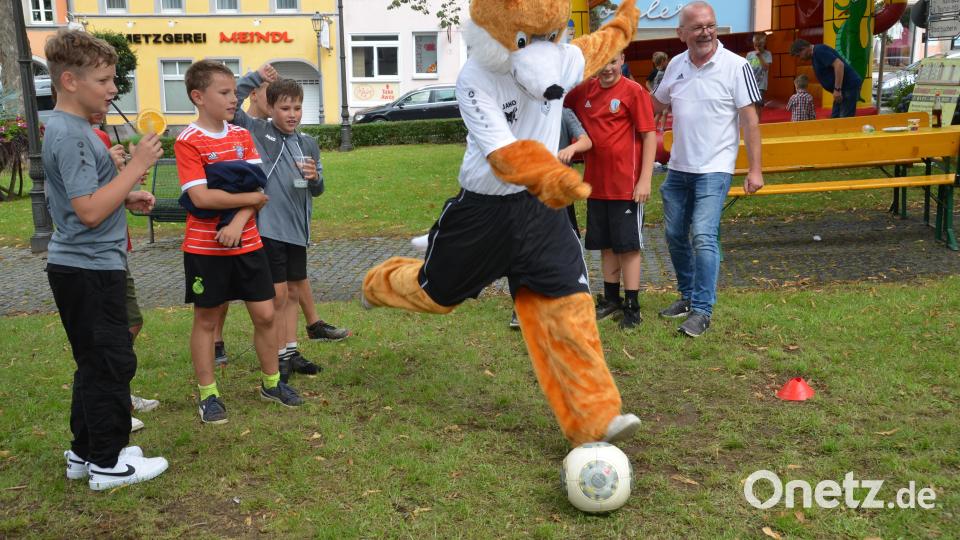 Sogar der Fußballfuchs war beim Kinderferienprogramm der SpVgg mit von der Partie. Bild: dob