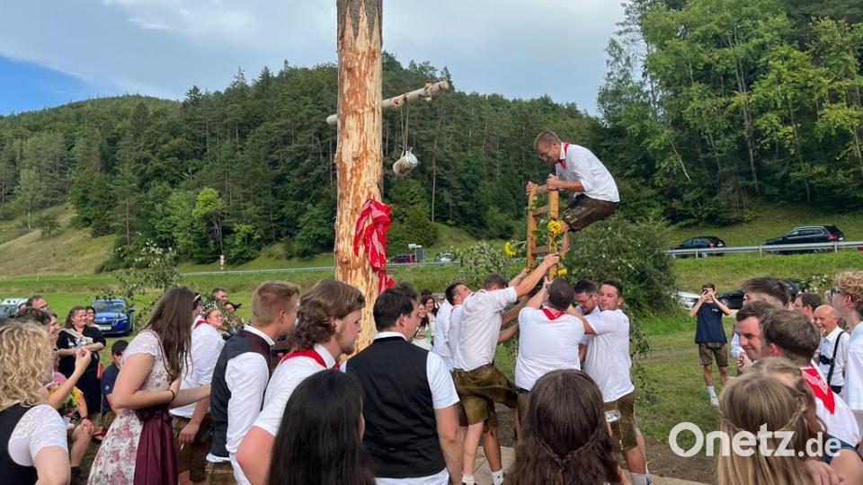 Auch Oberkirwabursch Samuel Sommer muss auf die Leiter. Bild: lei