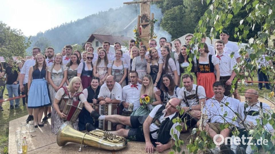 Die 18 Hirschbacher Kirwapaare am Baum versammelt. Bild: lei