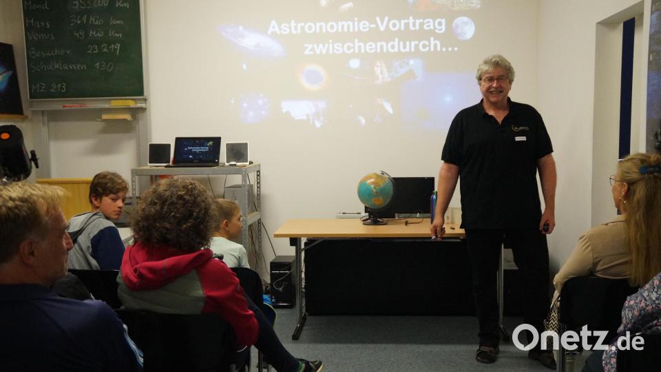 Im Vortragsraum informiert Hans Kramer über die Entstehung von Sternschnuppen Bild: wel