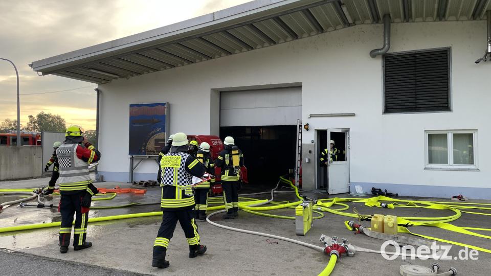 Unter schwerem Atemschutz ging es für die Einsatzkräfte in das Gebäude. Bild: Kreisbrandinspektion Cham