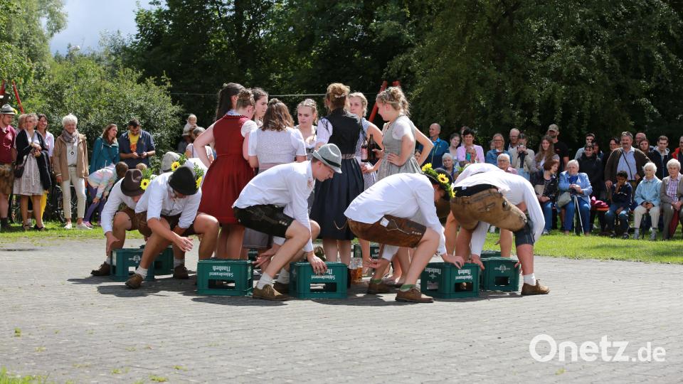 Die Lengenfelder Kirwapaare zeigen den Bierkastentanz, den sie sich selbst ausgedacht haben. Bild: egl