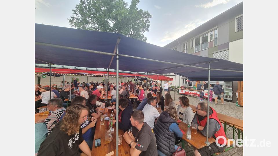 Die Besucher des Zoiglabend der SPD feierten auf der Piazza. Bild: exb/Jens Simon