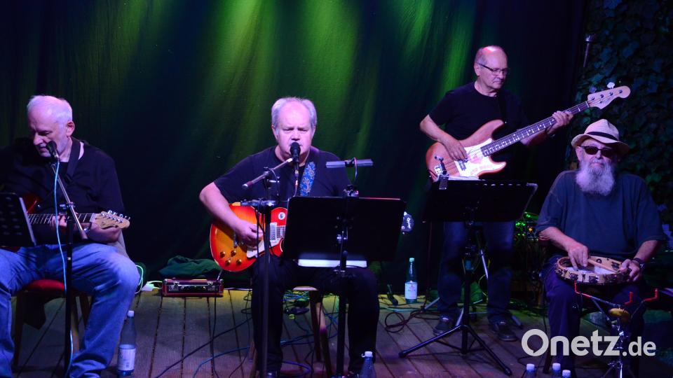 "Red Moon" bringen Blues-Klassiker im Oberpfälzer Dialekt auf die Bühne des Kulturbahnhof in Weiden. Bild: Kunz