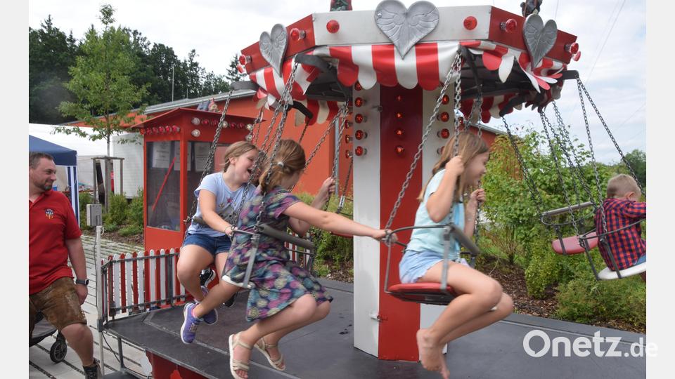 Die Fahrt im Kettenkarussell machte den Kindern besonderen Spaß. Bild: fz