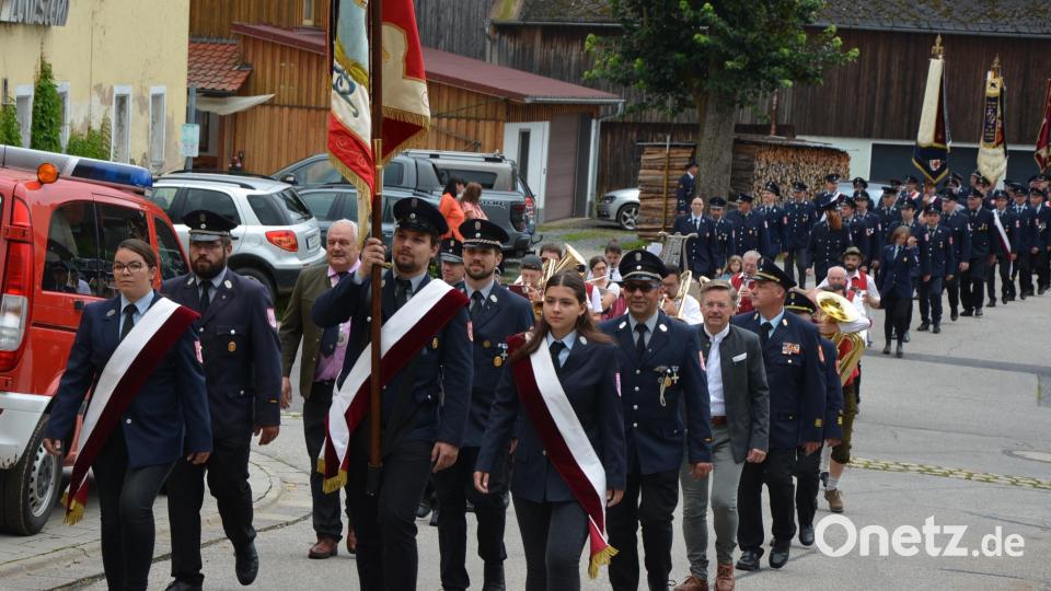 Mit einem stattlichen Kirchenzug am Sonntagmorgen begannen die Feierlichkeiten zum 125-jährigen Bestehen der Feuerwehr Großensees. Bild: jr