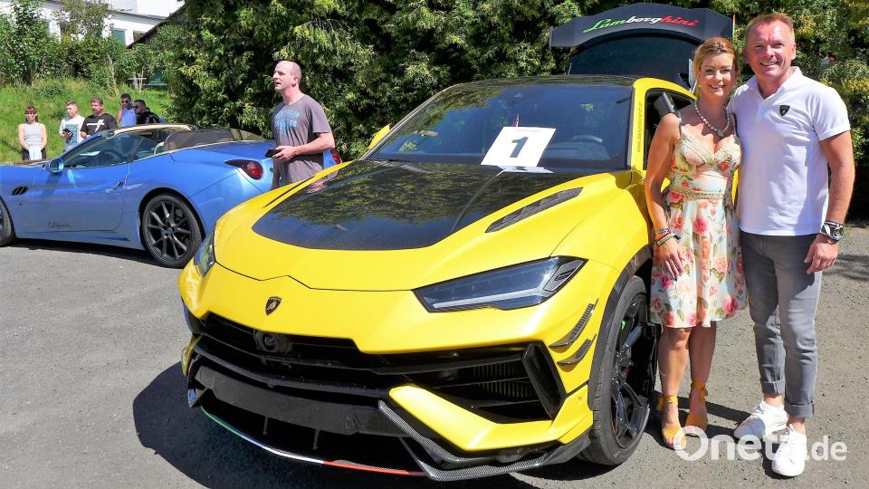 Lamborghini-Treffen im Fahrzeugmuseum Fichtelberg. Sandra Winter und Bartlomiej Zygmunciak aus Lauf waren zwei der Teilnehmer an der Lamborghini-Ausfahrt ins Autobilmuseum in Fichtelberg. Bild: Harald Judas