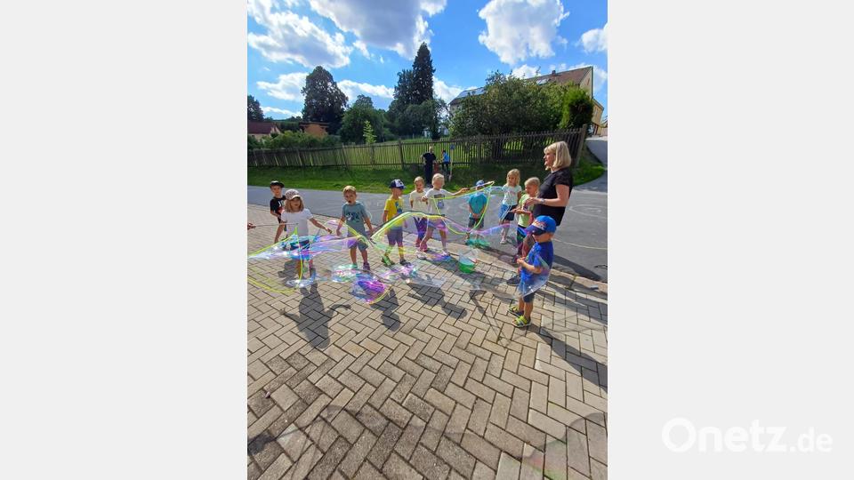 Wer hat die größte Seifenblase? Beim Kinderferienprogramm der Stadtbücherei Pleystein wurde daraus fast ein Wettkampf, vor allem aber waren die Kinder hellauf begeistert. Bild: bey