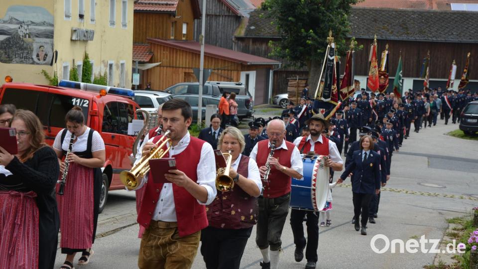 Mit einem stattlichen Kirchenzug am Sonntagmorgen begannen die Feierlichkeiten zum 125-jährigen Bestehen der Feuerwehr Großensees. Bild: jr