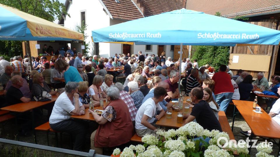 Wie bereits im letzten Jahr gaben sich unzählige Besucher, vor allem auch viele Auswärtige, ein Stelldichein in Hohenthan – der eine länger, der andere kürzer. Denn auch heuer konnten sich hier die Gäste mit vielerlei Gaumenfreuden im besonderen Ambiente des Pfarrhofes verwöhnen lassen. Bild: bir