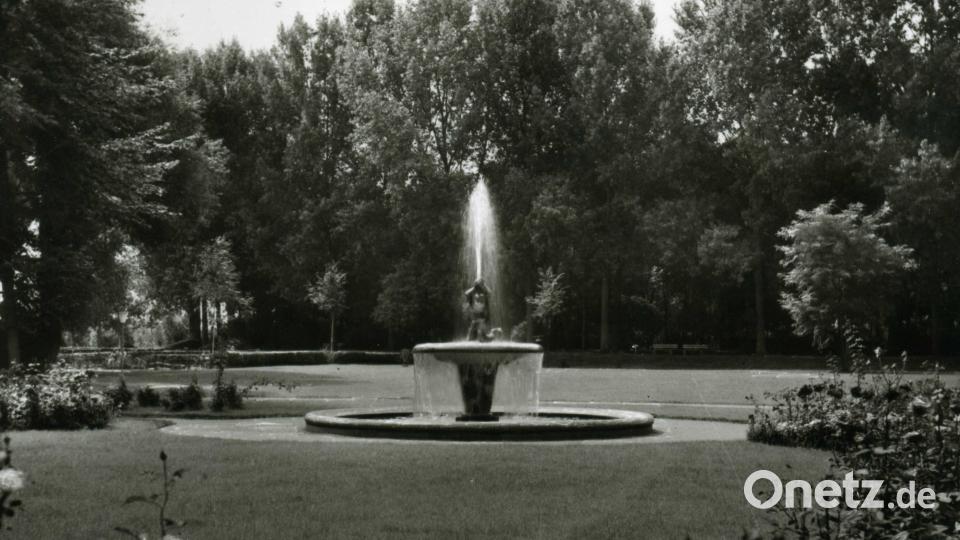 Die Aufnahme zeigt den Springbrunnen mit der bronzenen Figur "Triton". Bild: Stadtarchiv Weiden/Sammlung Bonkoß