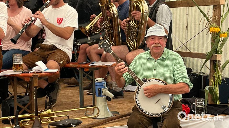 Regie beim Musikanten-Frühschoppen führt das Hirschbacher Urgestein Klaus Hauenstein. Bild: lei