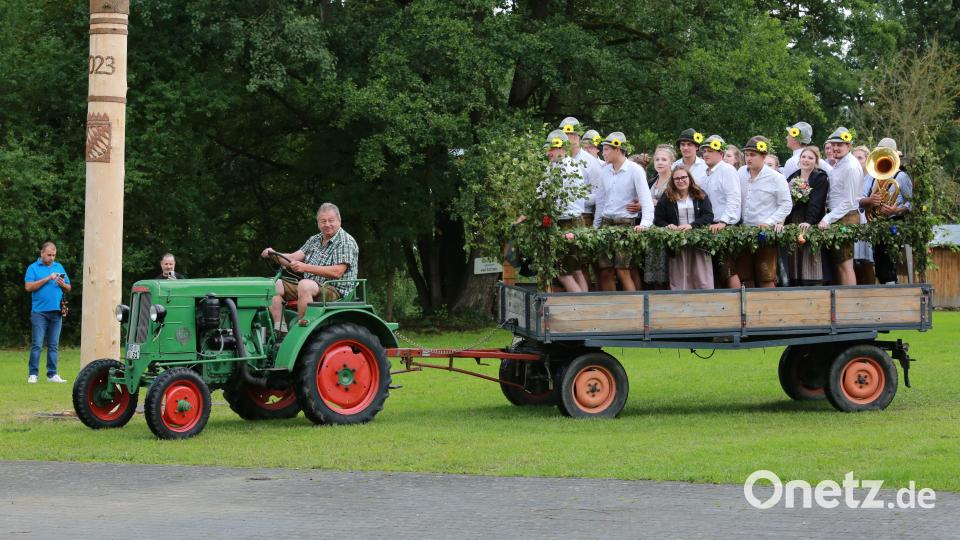 Helmut Ehbauer brachte die Kirwapaare zum Austanzen Bild: egl