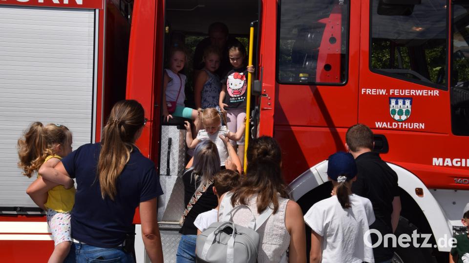 Die Fahrten mit dem Feuerwehrauto lockten nicht nur die Kinder, auch die Erwachsenen ließen sich nicht lange bitten und begleiteten ihren Nachwuchs gerne. Bild: fla