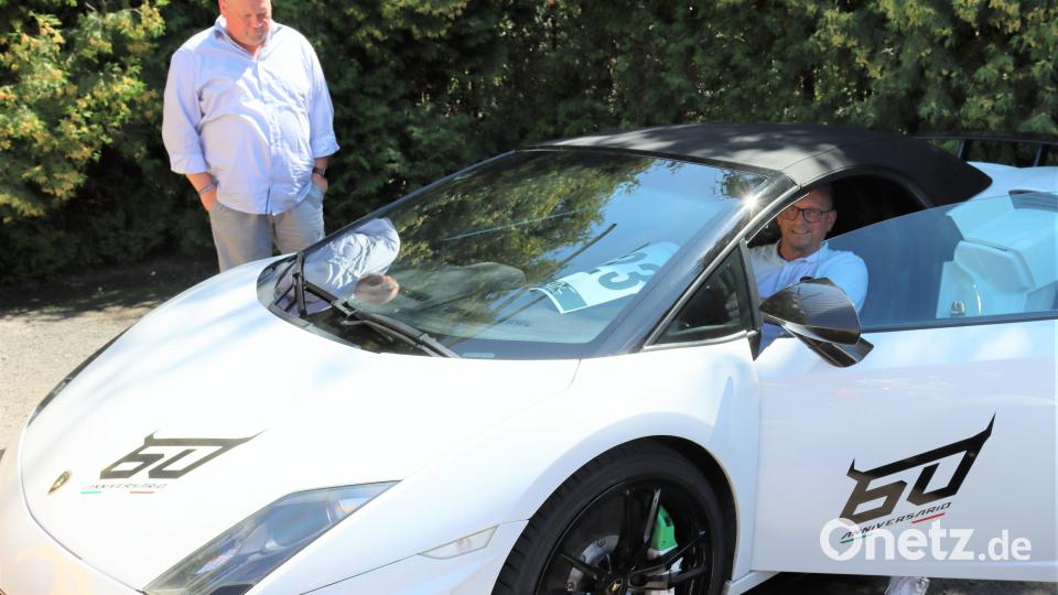 Lamborghini-Treffen im Fahrzeugmuseum Fichtelberg. Der Lamborghini-Fan Uwe Fischer aus Bayreuth (am Steuer) hatte die Ausfahrt unter anderem ins Automobilmuseum Fichtelberg organisiert. Bild: Harald Judas