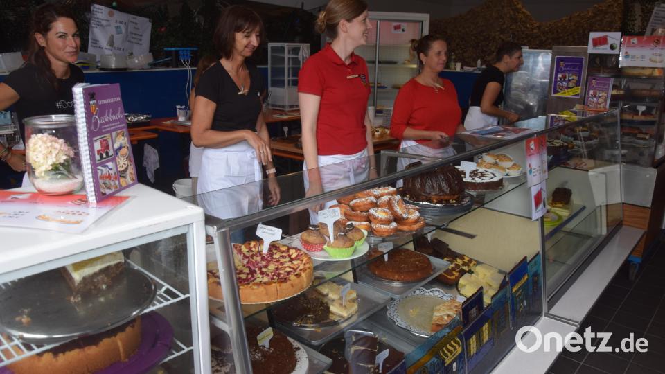 Gaumenfreuden pur. Über 50 Kuchen, Torten und auch Küchln in den Vitrinen der Feuerwehrfrauen. Bild: fz