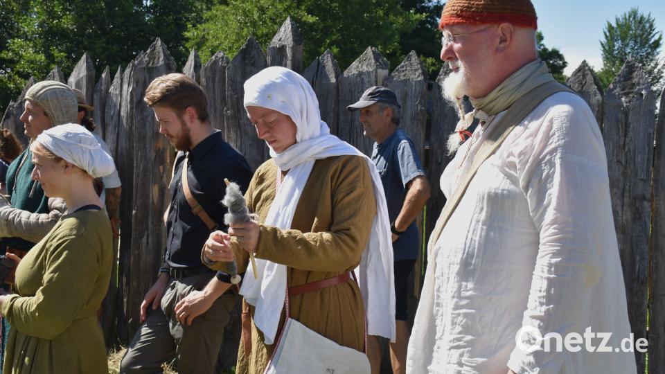 Handarbeiten konnten im Mittelalter jederzeit mitgenommen werden. Es brauchte nicht viel Utensilien dafür. Bild: ubb