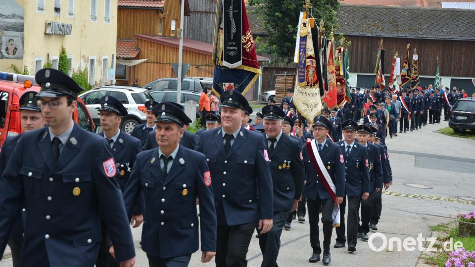 Mit einem stattlichen Kirchenzug am Sonntagmorgen begannen die Feierlichkeiten zum 125-jährigen Bestehen der Feuerwehr Großensees. Bild: jr