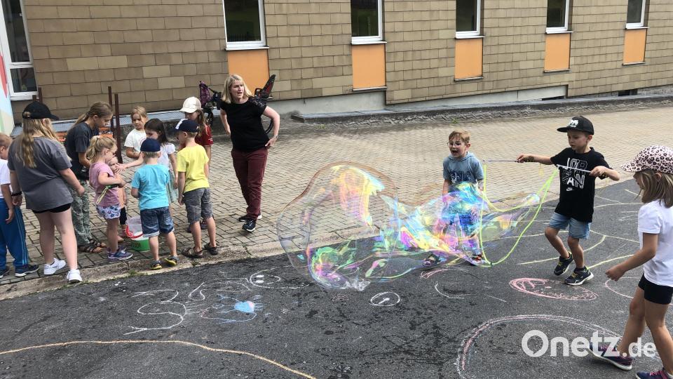 Wer schafft die größte Seifenblase? Diese Frage stellte sich für die Kinder beim Kinderferienprogramm der Stadtbücherei Pleystein. Bild: bey