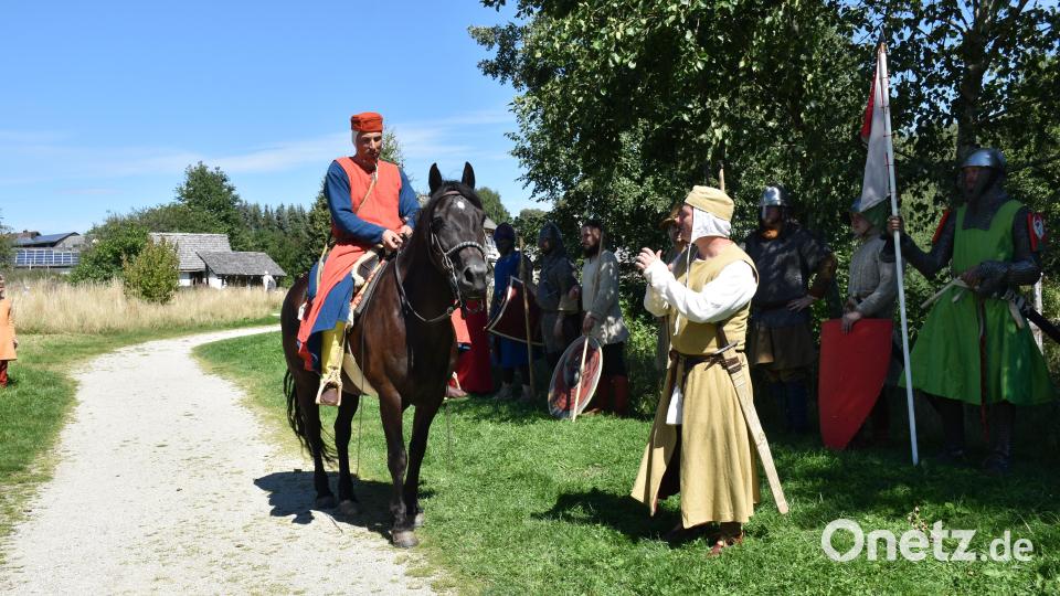 Moderator Thomas Krause (rechts) begrüßte den Ritter mit Pferd. Bei diesem Darsteller in bunten Kleidern handelte es sich um einen gut betuchten adeligen Reiter. Bild: ubb