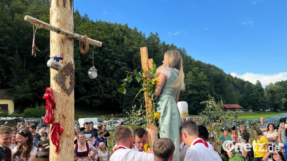 Oberkirwamoidl Leonie Eggers auf ihrem Weg zu den Geschenken. Bild: lei