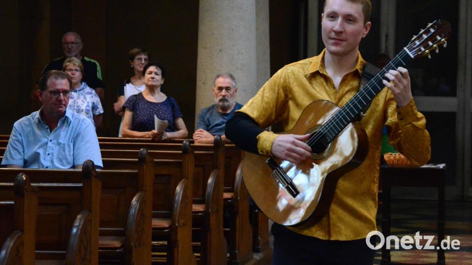 Der ehemalige Domspatz Peter Ermer singt und spielt Gitarre in der Josefskirche in Weiden. Bild: Kunz
