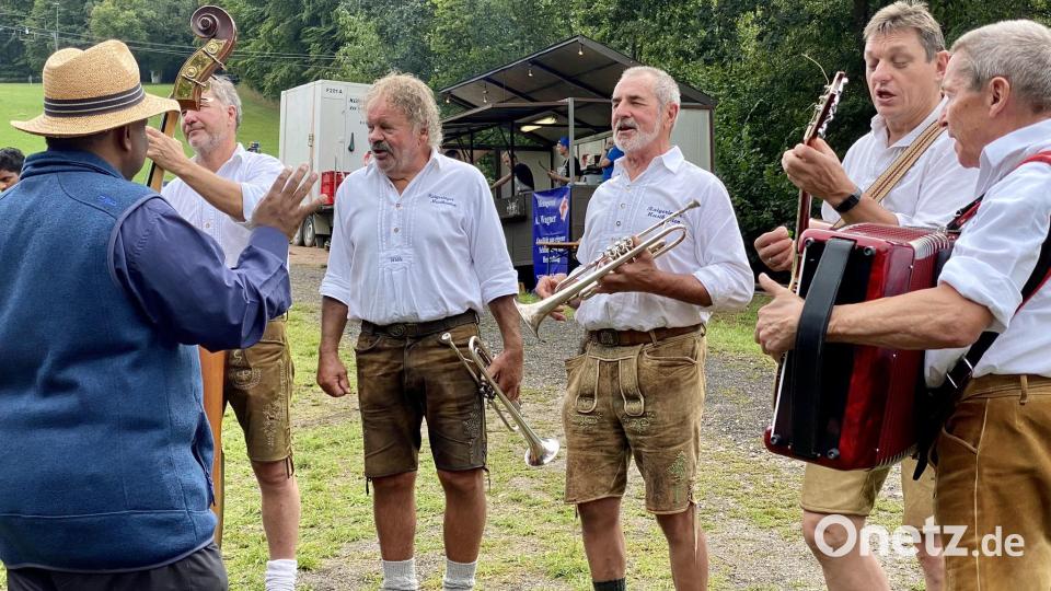 Auch Pfarrer Moses Gudapati (links) hat die Musik der Raigeringer Musikanten gefallen. Er dirigierte die Gruppe beim Frühschoppen. Bild: gri