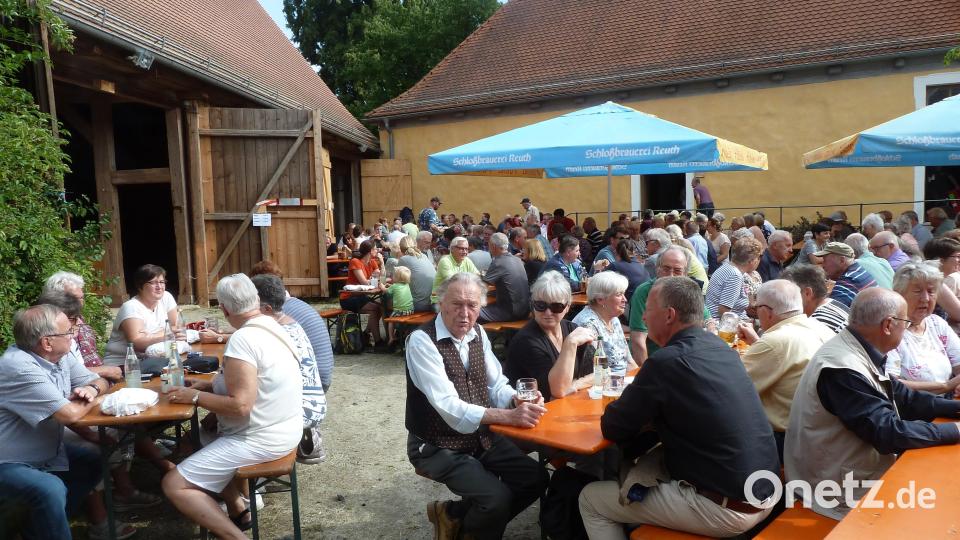 Wie bereits im letzten Jahr gaben sich unzählige Besucher, vor allem auch viele Auswärtige, ein Stelldichein in Hohenthan – der eine länger, der andere kürzer. Denn auch heuer konnten sich hier die Gäste mit vielerlei Gaumenfreuden im besonderen Ambiente des Pfarrhofes verwöhnen lassen. Bild: bir