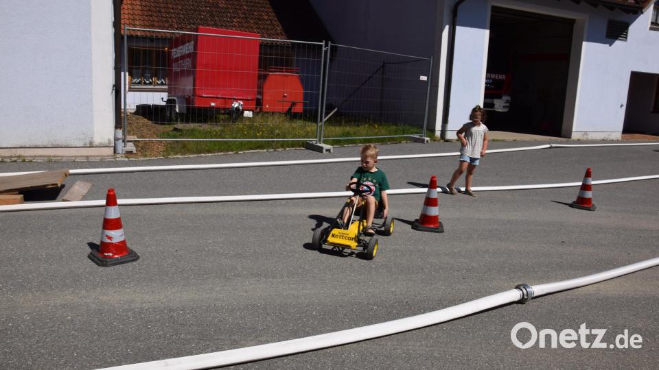 Der Slalom-Parcours - ganz genau wurde beobachtet, ob auch alle Pylonen umrundet wurden. Bild: fla