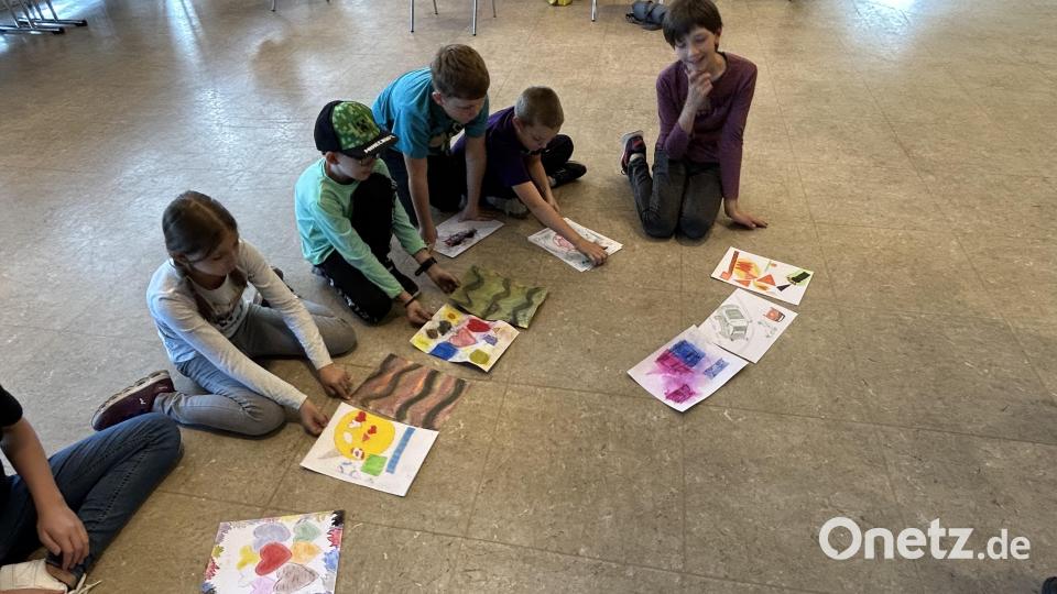 Ernst Umann, die Ferienkinder und die Faszination Farbe. Bild: krb