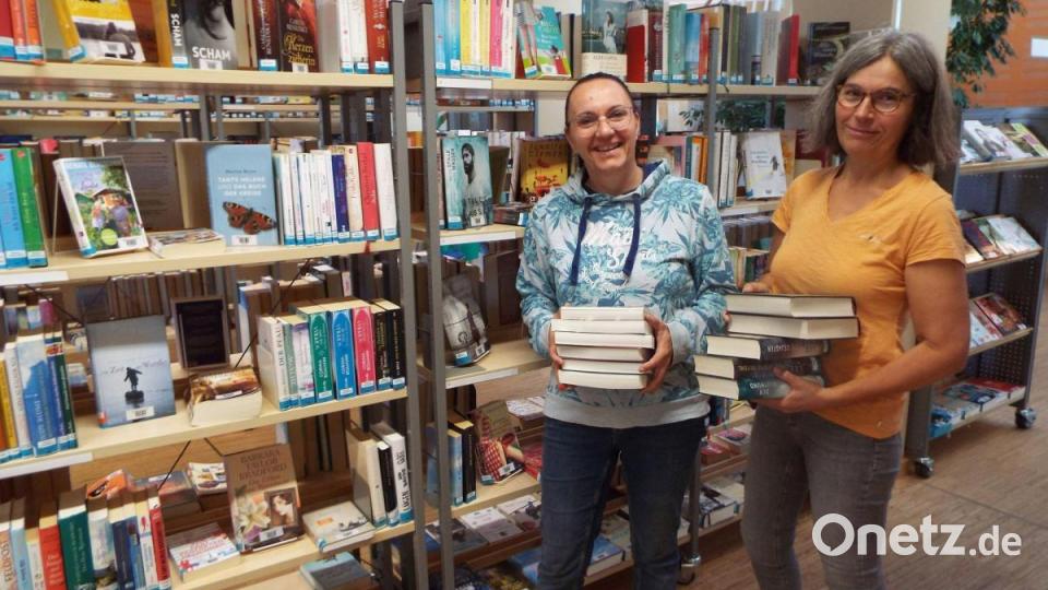 Regen in den Ferien heißt Hochkonjunktur für die Kümmersbrucker Gemeindebibliothek. Margit Frost (links) und Monika Fuchs-Fechtner kümmern sich um viele Leseratten aller Altersklassen. Bild: e
