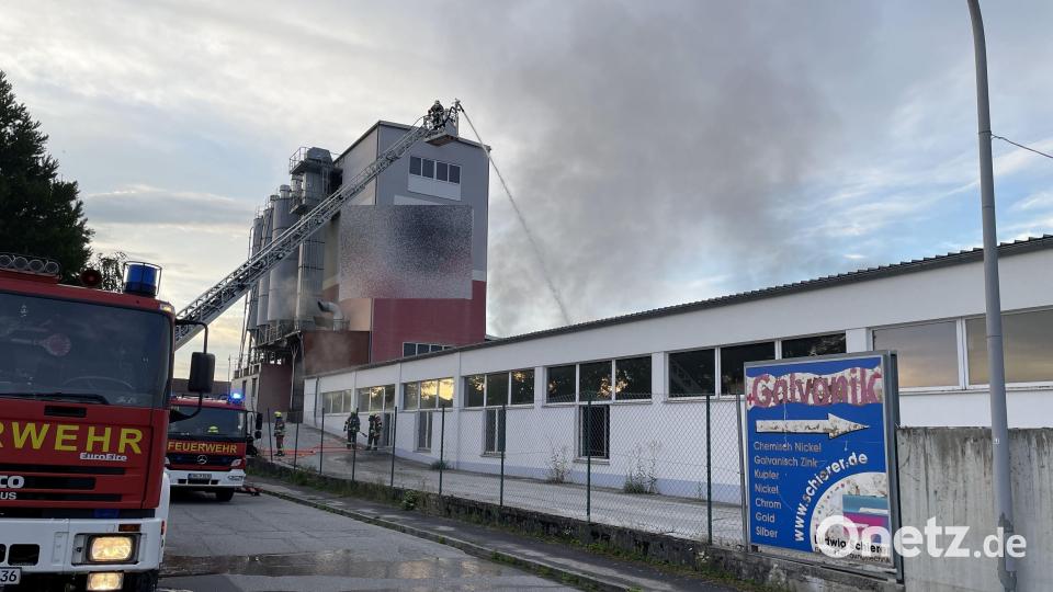 Zahlreiche Einsatzkräfte waren am Montagmorgen im Landkreis Cham gefordert. In einem Industriegebiet war ein Feuer ausgebrochen. Bild: Kreisbrandinspektion Cham