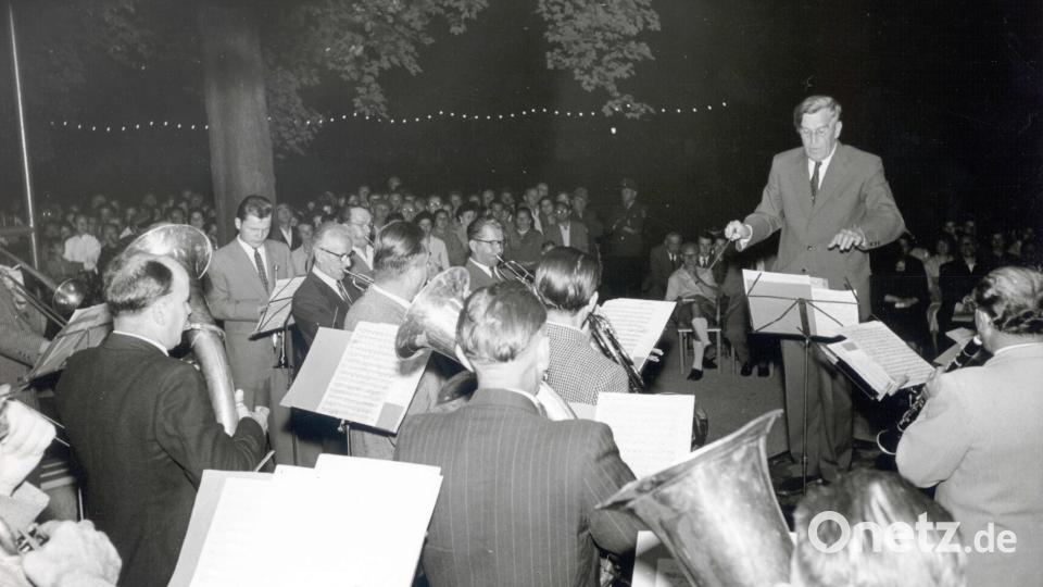 Die Stadtkapelle Weiden spielt bei der 2. Sommerserenade 1957 im Max-Reger-Park. Bild: Stadtarchiv Weiden/Sammlung Bonkoß